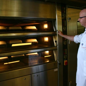 oven_met_brood.jpg oven_met_brood.jpg